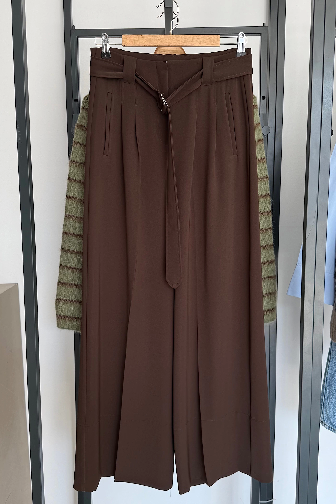 kendinden-kemerli-bol-paca-pantolon-kahverengi-45013313-sw1400sh2100.png