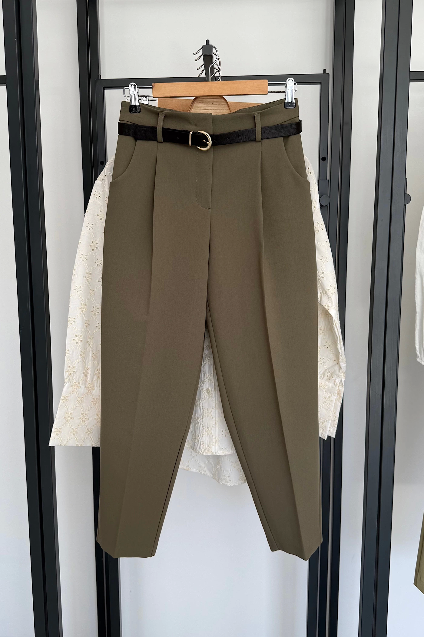 premium-kemerli-havuc-fit-pantolon-yesil-65271725-sw1400sh2100.png